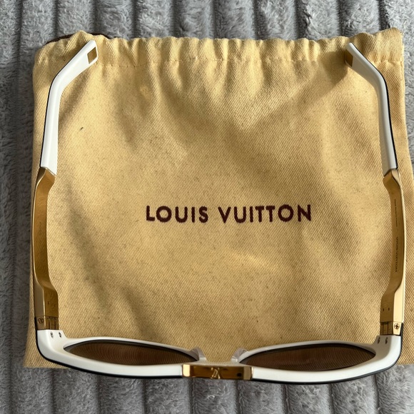 LOUIS VUITTON SUNGLASSES - Picture 7 of 10